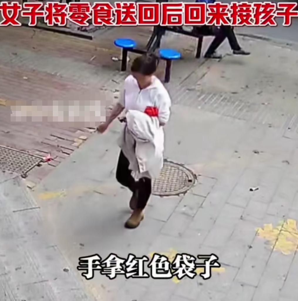 嚣张!带孩子0元购,心里素质够强!一位宝妈,带着自己刚会走路的孩子去零食店买吃