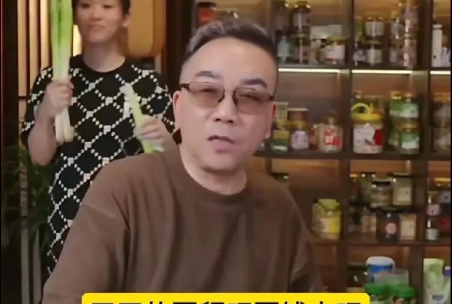 天下第一楼里的克五，年轻时有钱，挥霍无度，请修二吃遍京城美食；后来落魄了，居然找