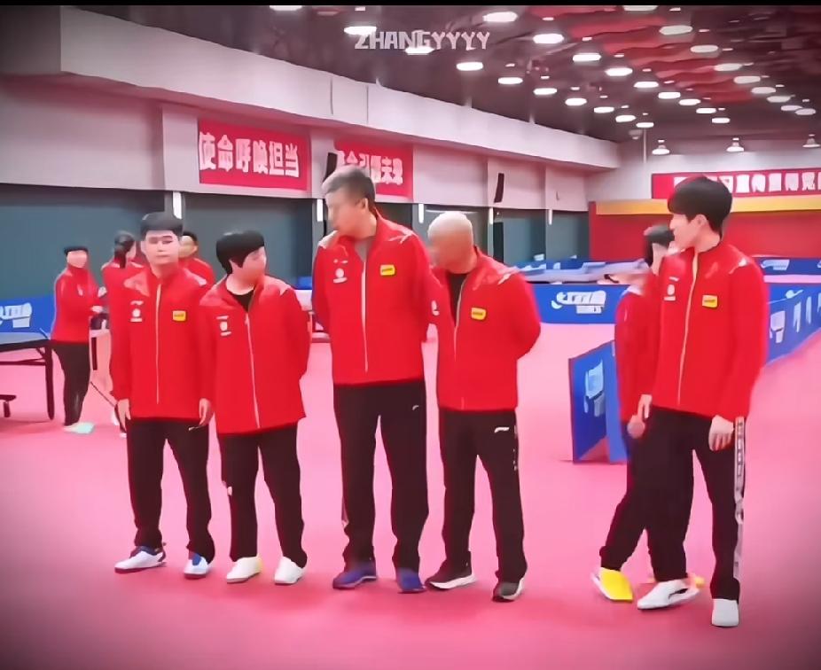 国乒合影换位细节，粉丝们扒出其中门道看队内合影这段花絮，一开始我还以为换位