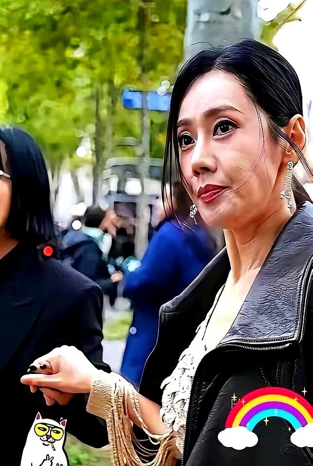 凌晨三点，于晓光的手机狂响，全是银行刷卡短信。刚从韩国飞回来的秋瓷炫，因为飞机延
