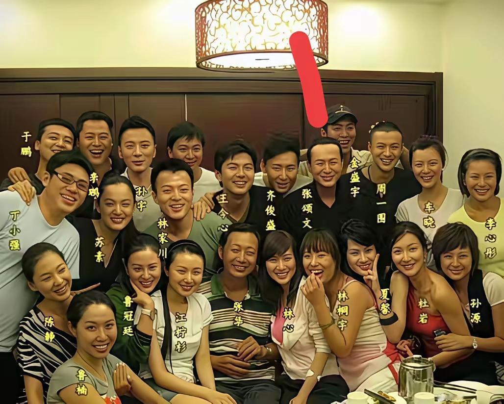 原来他们是同班同学，能认出四个以上的都是人才！我正好认出四个来，难道其他那些同学