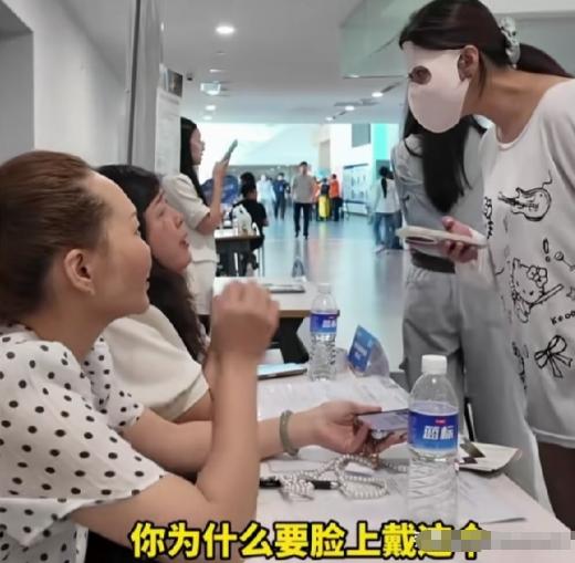 当场直接拒录！校招面试现场，大四女生全程戴全包防晒面罩只露双眼，穿居家短袖短裤，