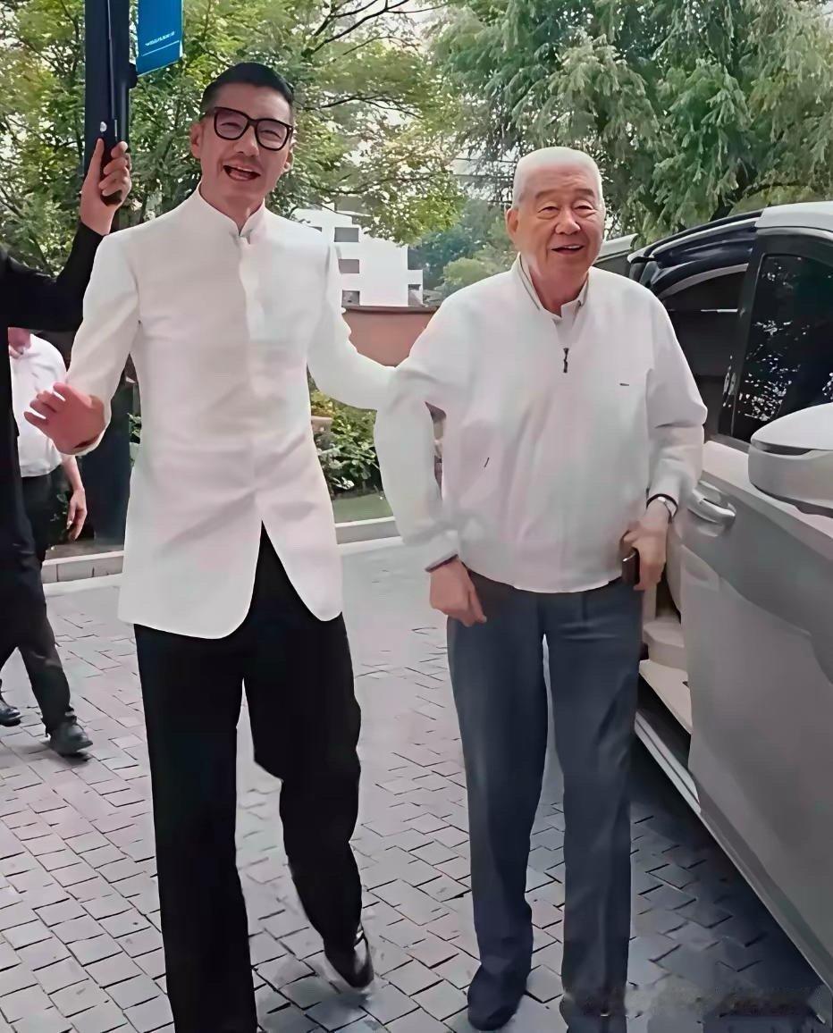 胡兵89岁的老父亲太有故事感!单看如今的状态便能推测,他年轻时定然十分帅气,不然