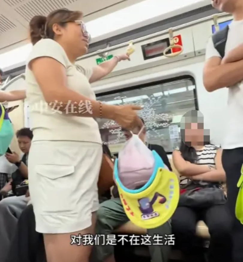 建议驱逐出境！北京，一女子坐地铁，见没人给她的孩子让座，直接就急眼了，声称自己一