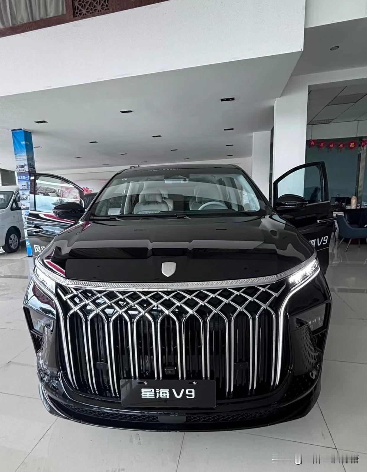 这次团建，公司开来了“移动大平层”——一台能跑1300公里的插混MPV！彻底