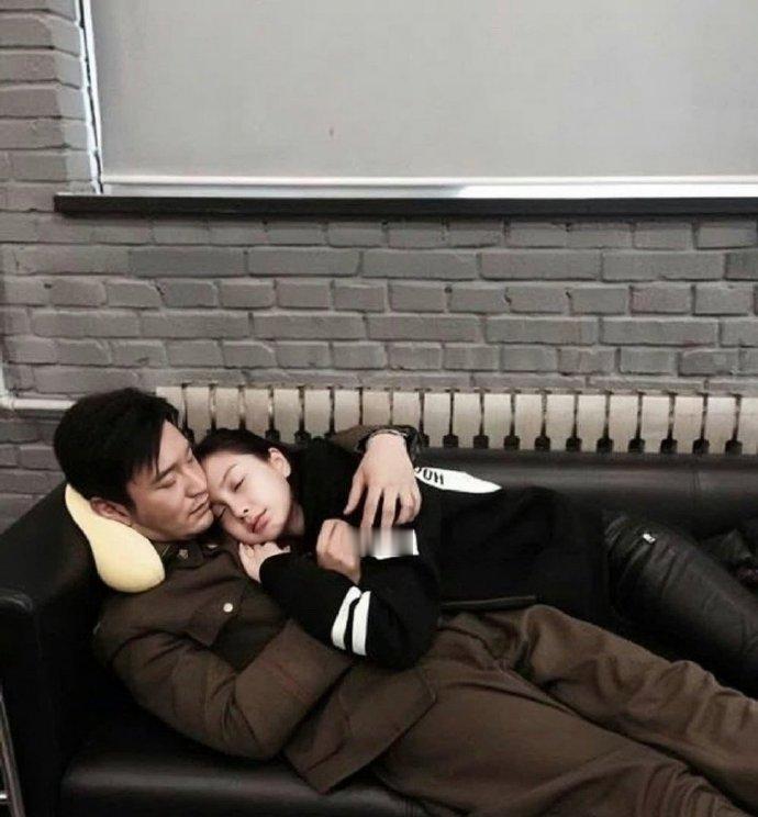 黄晓明以前是真的好爱她，满满的保护欲……