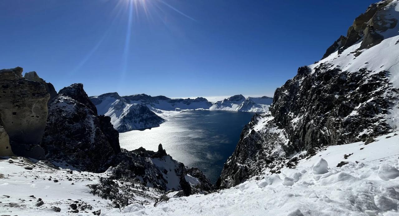 在天池面前所有的一切都变得微不足道刚来长白山就遇到了天池开放感谢老天🥹