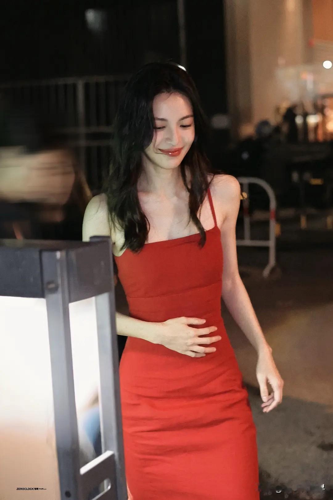 钟楚曦真的衣架子，每一套都好美衣品好，这个肩膀头子也练得太好了这部剧真的买