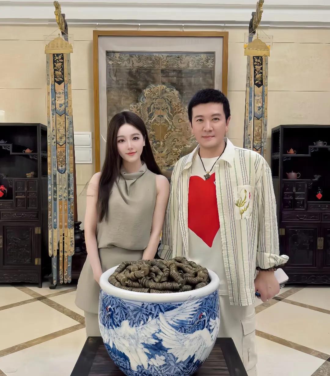 原来杨子喜欢的类型一直没有变，看这女孩长的，很像他的前妻黄圣依，冷白皮，五官精致