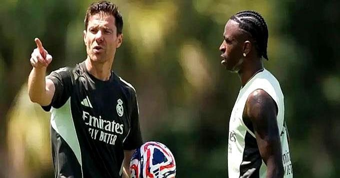 续约对自己并非最佳选维尼修斯因与皇马主帅阿隆索关系紧张拒续约，谈判停滞。