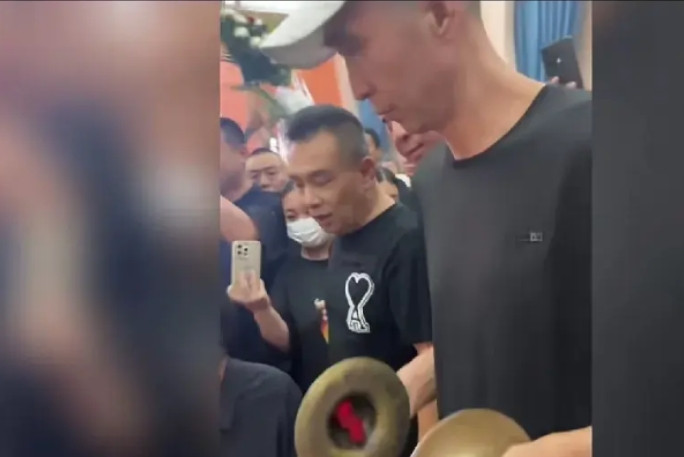 杨少华去世，风光大葬。五儿子杨议敲鼓，出演过《铁道游击队》的张力和条子韩兆在一