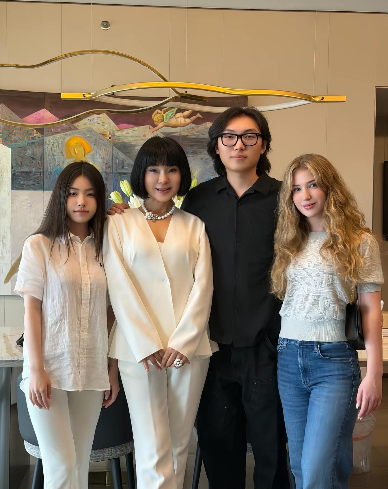 歌手陈红自曝儿子和洋媳妇回家探亲，并透露富商前夫一直在跟着她，打官司找事儿，而根
