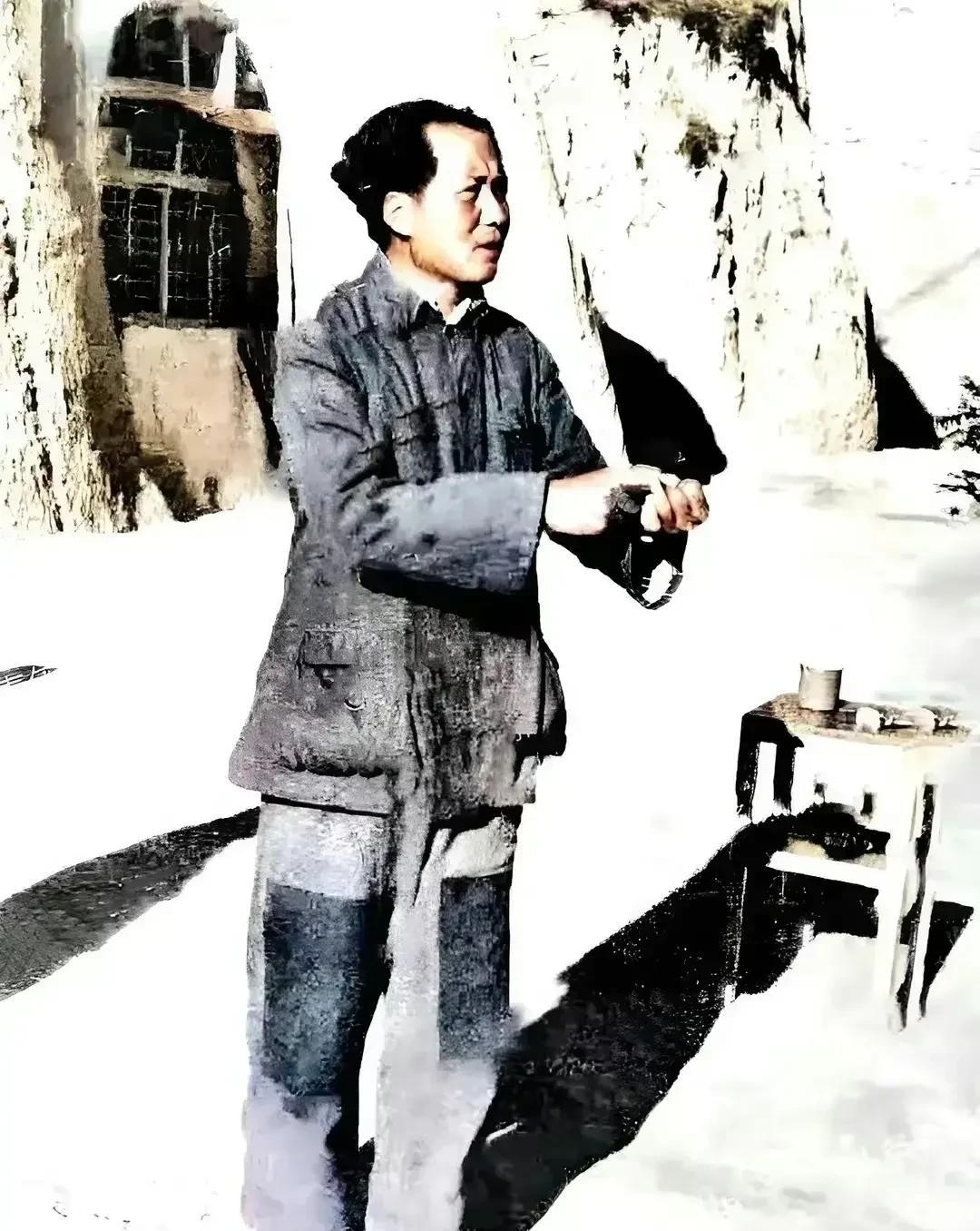 延安初期，主席给抗大的学员们讲课，他衣衫褴褛，却遮不住雄才大略和满腹经纶。主席