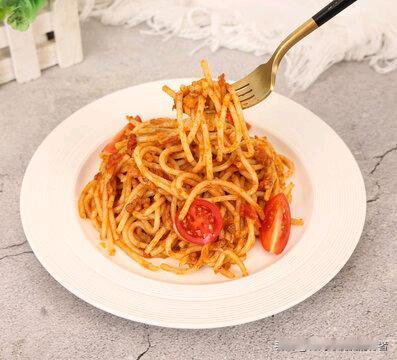 挣不了窝囊费，就窝在家里废一天吧。早餐用的是先前囤的意面，开水沸煮，酱料一拌