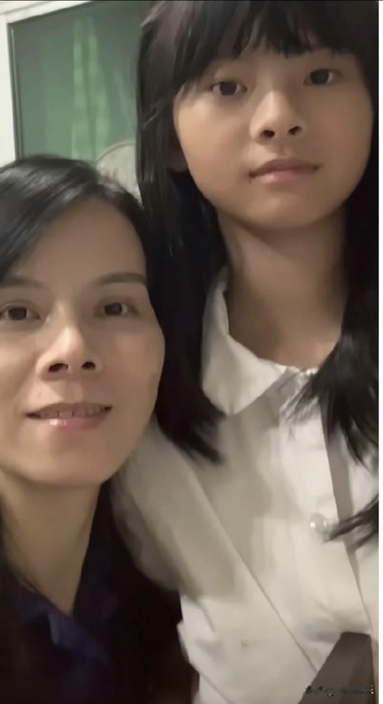 看看这可怜的妈妈，以前也是个漂亮又幸福的女人，现在瘦得脱了形，脸也没了气色，头发
