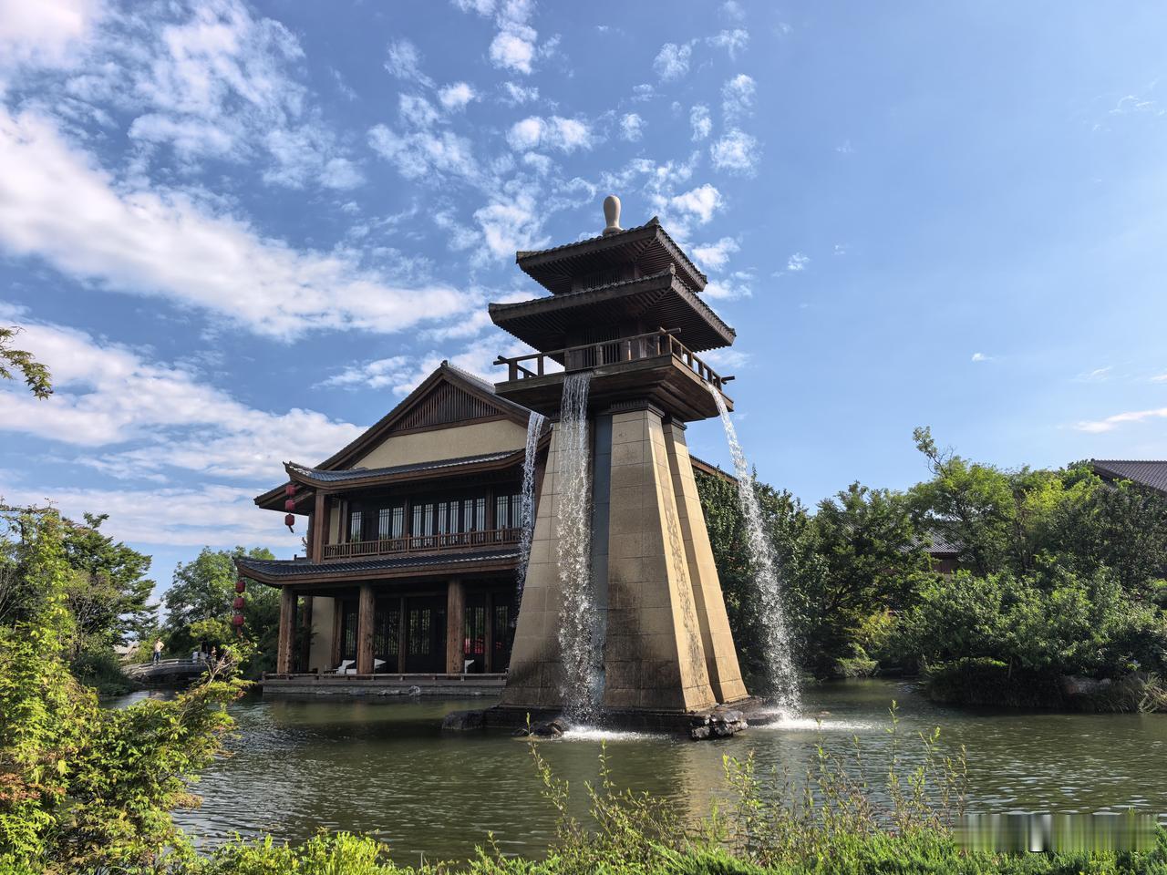 几年没来眉县汤峪口，变化实在太大了。路越修越多，广场越修越大，酒店民宿越建档次越