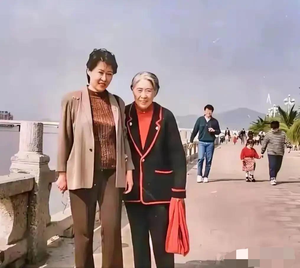 这是1990年已经70岁的王光美与时年38岁的女儿刘婷婷的一张合影，当年王光美已