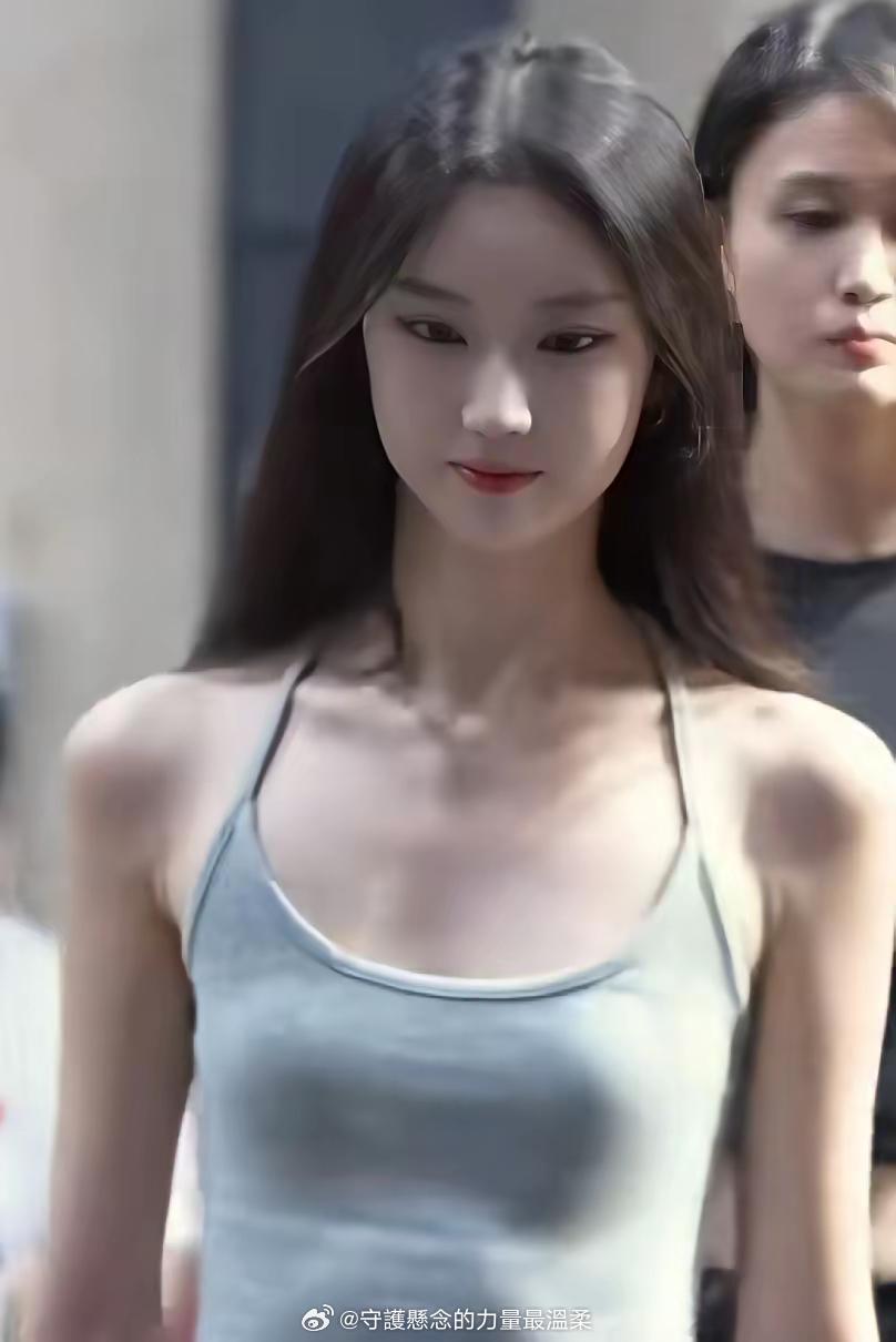 现实中有见过狐系长相的人吗？这个女孩是狐系眼，还是瑞凤眼啊？尤其是眼尾上挑，这样