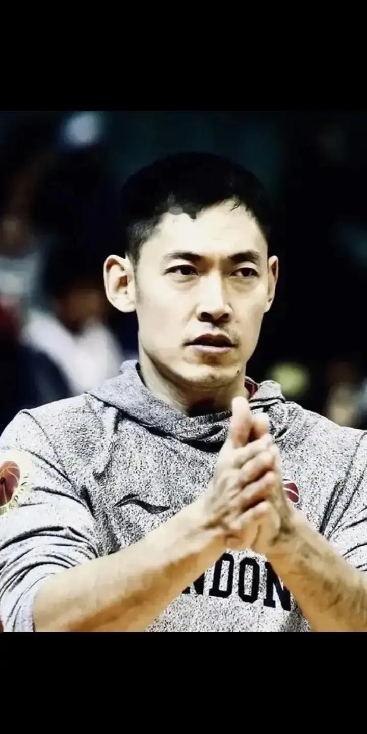 王哲林今晚不打，上海队真要崩？央视5套19:35直播，第8轮上海主场对北控