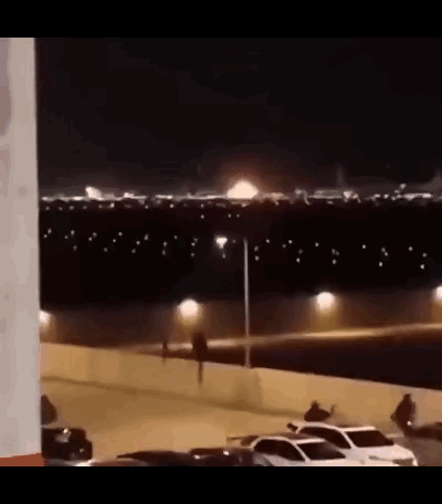 伊朗对以色列特拉维夫的本·古里安机场实施猛烈攻击，该机场发生密集爆炸。说实话，伊