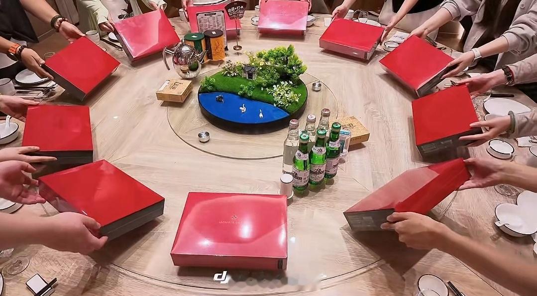 现在聚会这么卷吗，前菜是每人一台华为MateXT2三折叠​​​