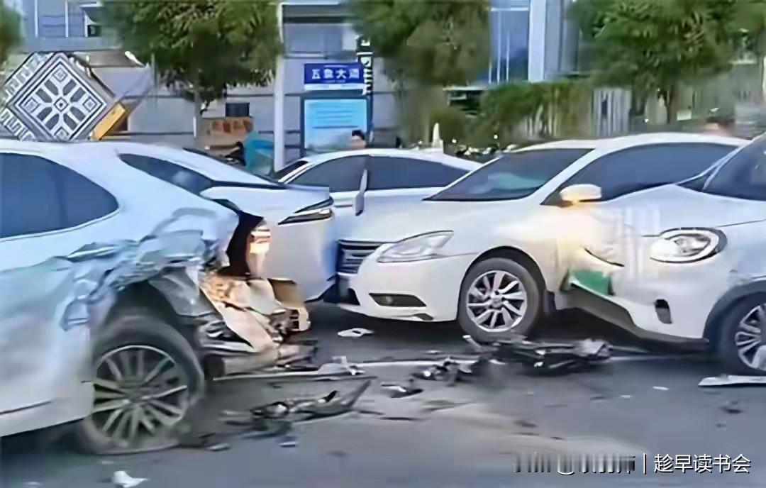 涉事车企如何回应一电车连续撞击15辆车！2026年1月6日，南宁一辆某电车以超