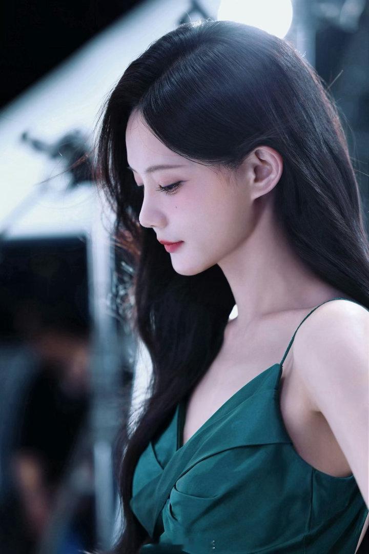 李一桐这个背，要命了​
