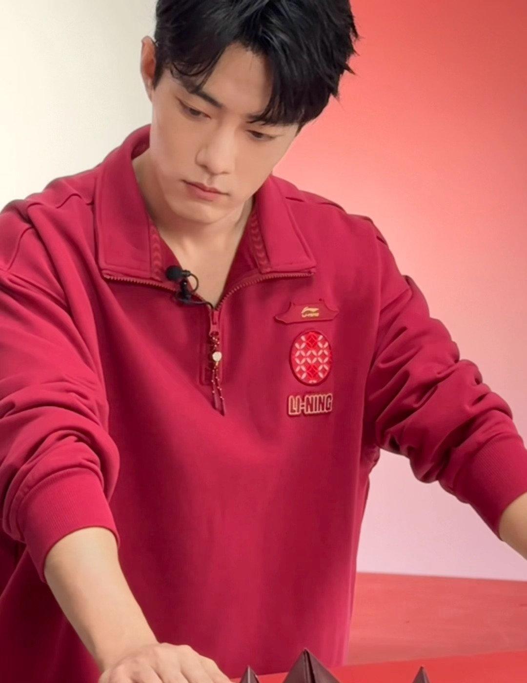 12月31日午夜，两个顶流，在两种屏幕上正面硬刚。杨紫的《国色芳华》炸了。腾