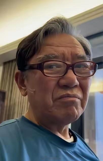 73岁的老戏骨李立群，在镜头前当着数万网友的面红了眼眶。没人想到，这位演了一辈子