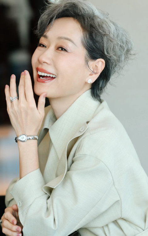 叶童出生于香港是华语影坛公认的千面女郎她20岁就凭借《表错七日情》拿下香港电影