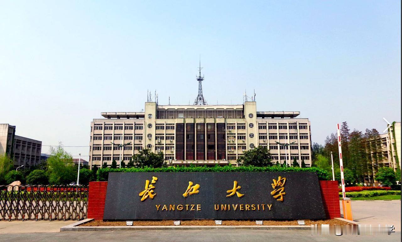 作为湖北省属重点高校，长江大学的新任书记刘勇胜和新任校长吕一兵虽出身不同，但任职