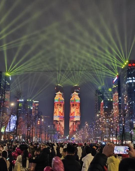 成都双子塔跨年，人也不多啊？成都双子塔元旦跨年感觉这人也不是很多呀。是还没到点