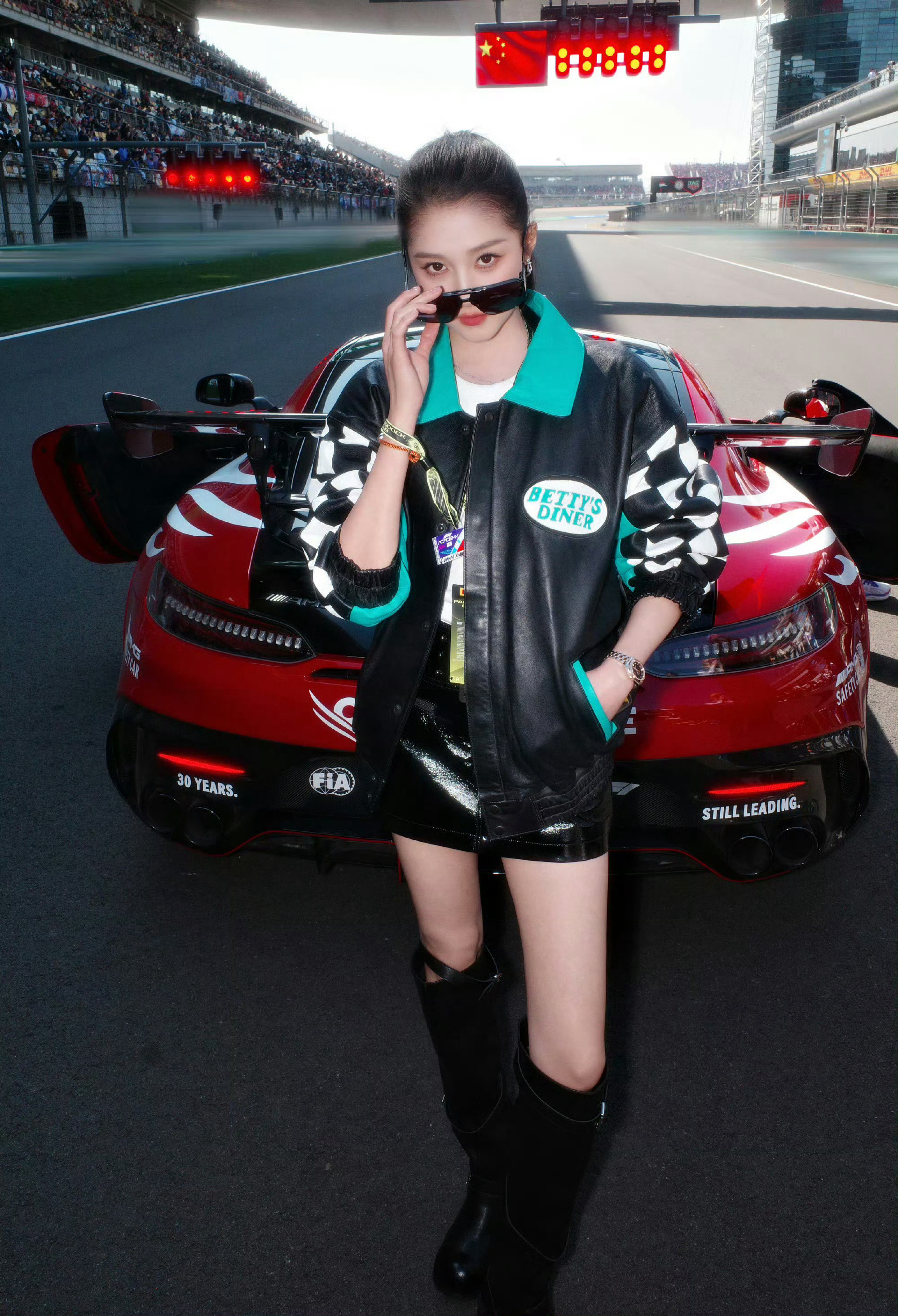 关晓彤拉塞尔合影没去F1，错过了晓彤还得是晓彤啊！