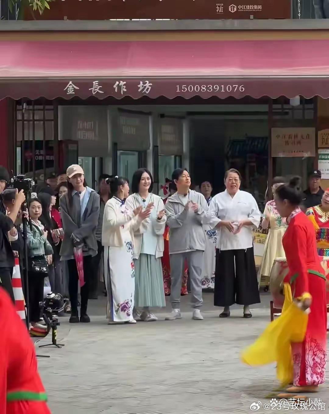 谢娜回中江老家！陪父村头表演亲举话筒，宽松穿搭引猜测