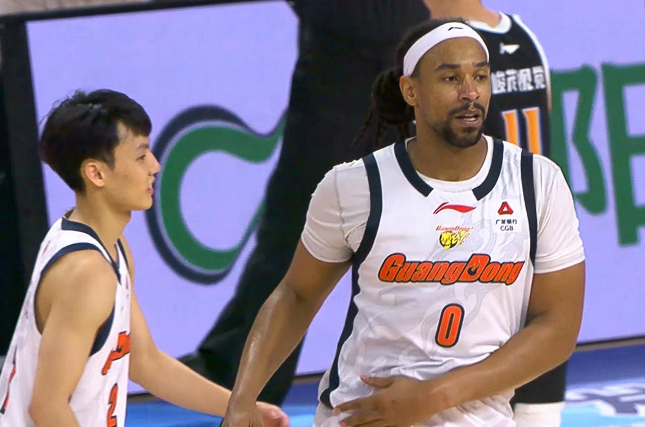不再装了！广东队“老牛车”爆发，砍32分11板，杜锋多了几分争冠的底气。CBA