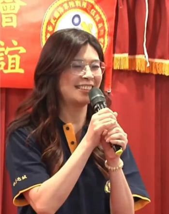 郑丽文被围堵指责！一句话为自己解围。这步棋究竟是对还是错呢？郑丽文最近在