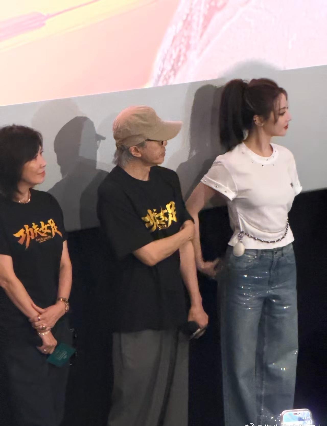 小巴巴站星爷旁边显得星爷有丝丝弱小迪丽热巴功夫女足纪念票根迪丽热巴​​​