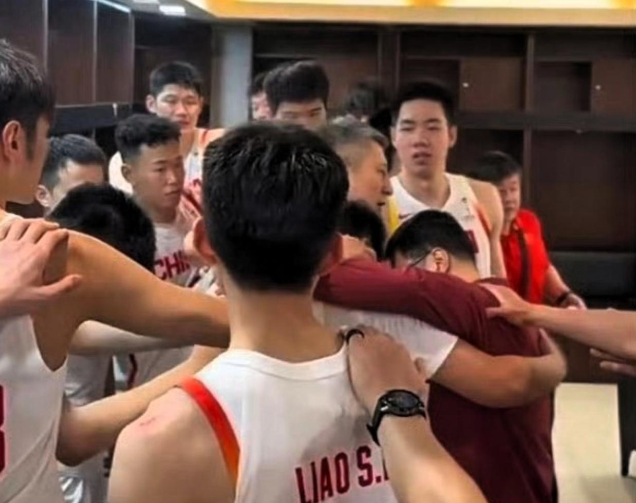 压力山大！男篮2连胜，1人在更衣室哭泣，郭士强前来安慰面对着中国台北男篮，中国
