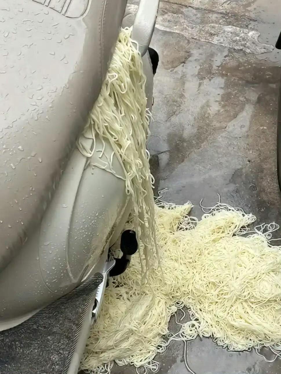 这得是开的多快，车都吐面条了！