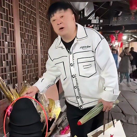 演员洪剑涛在绍兴安昌古镇，因为一项“乌毡帽”惹出了争议。事情很简单：他看见特