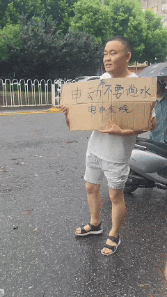这场雨来得实在太猛了。6月19日一大早，武汉长江新区阳逻街道阳光大道那段路，多年