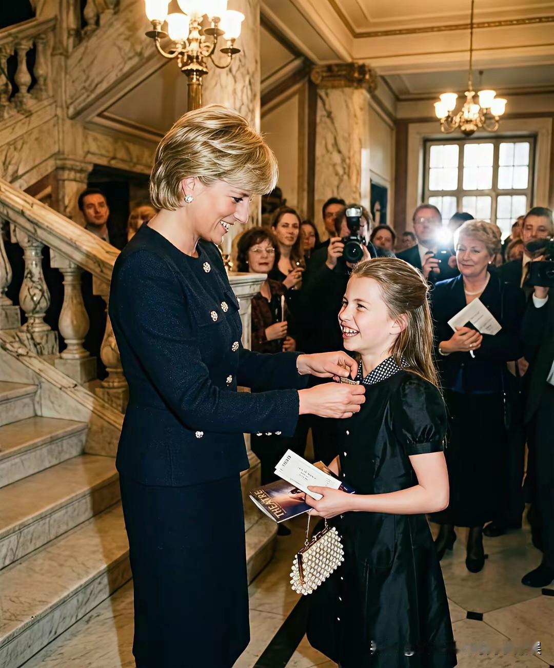 这一定是大家最想看到的画面，戴安娜王妃和孙女夏洛特公主！捕捉到了一组来自网上的