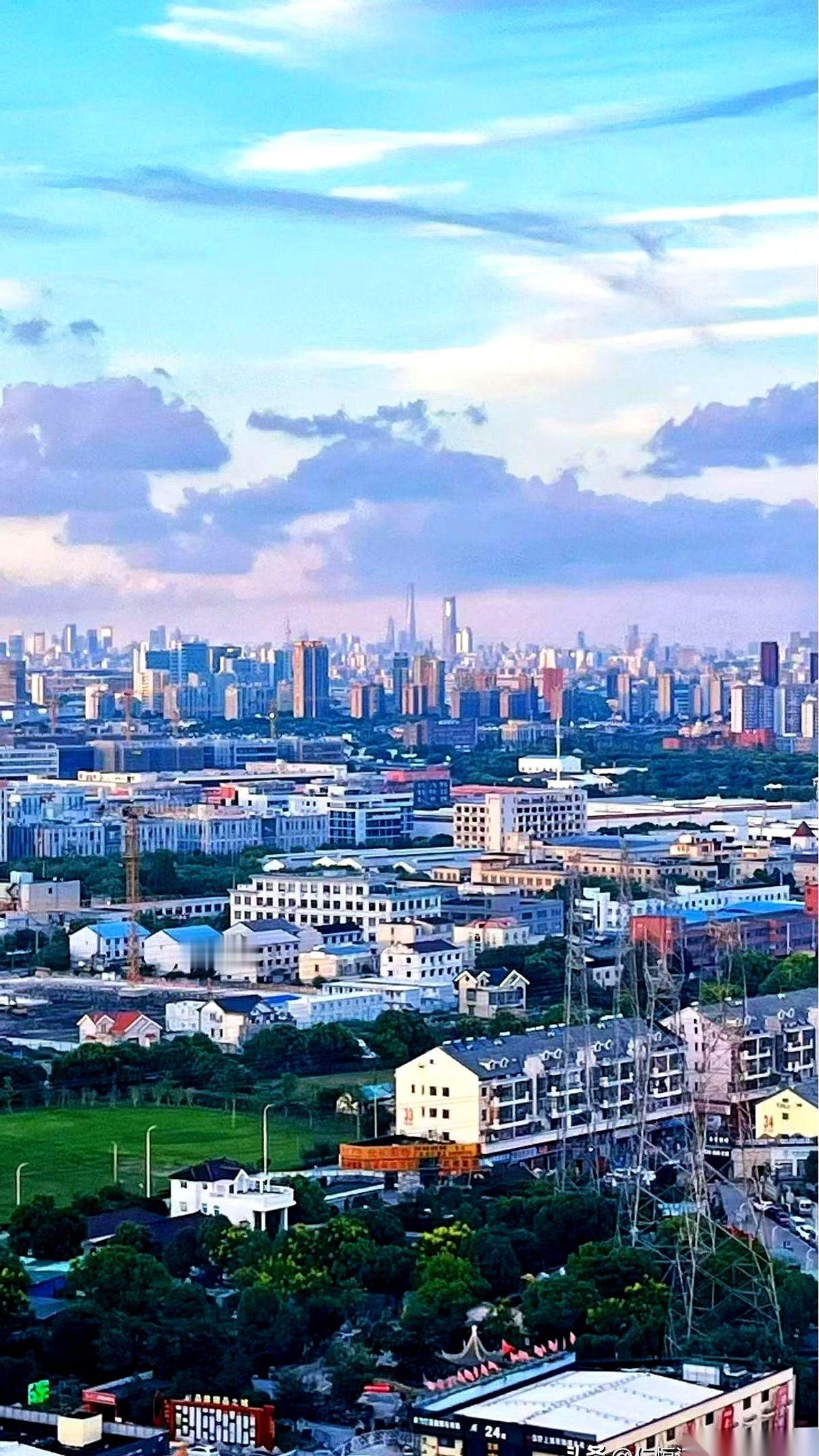 房产中介的微信又弹了出来：“哥，五百万这套，性价比真的高，再考虑下？”我盯着屏