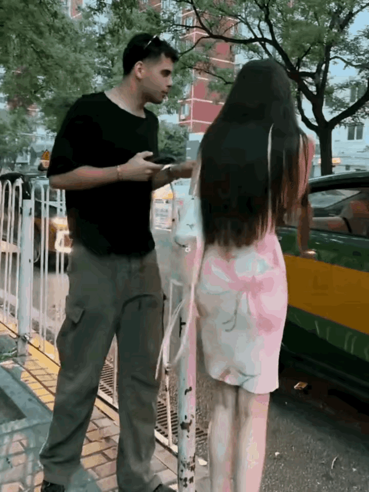 明明被拒绝了，这个老外还一直纠缠！小姐姐在路边等车，一个外国男子看见后过来搭讪！