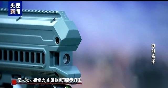 央视新闻放了一段靶场视频，一上来就把人看蒙了。靶子那边，木头架子炸得粉碎，木屑