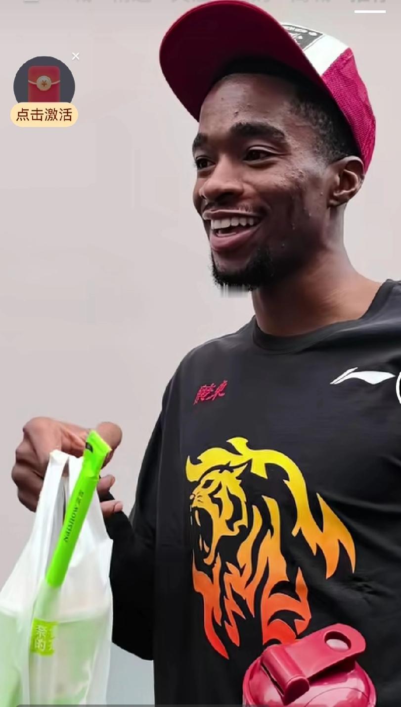 球迷给萨姆纳送奶茶，这绰号比“大番薯”好听，他真的让球迷快乐看球吗？四川队