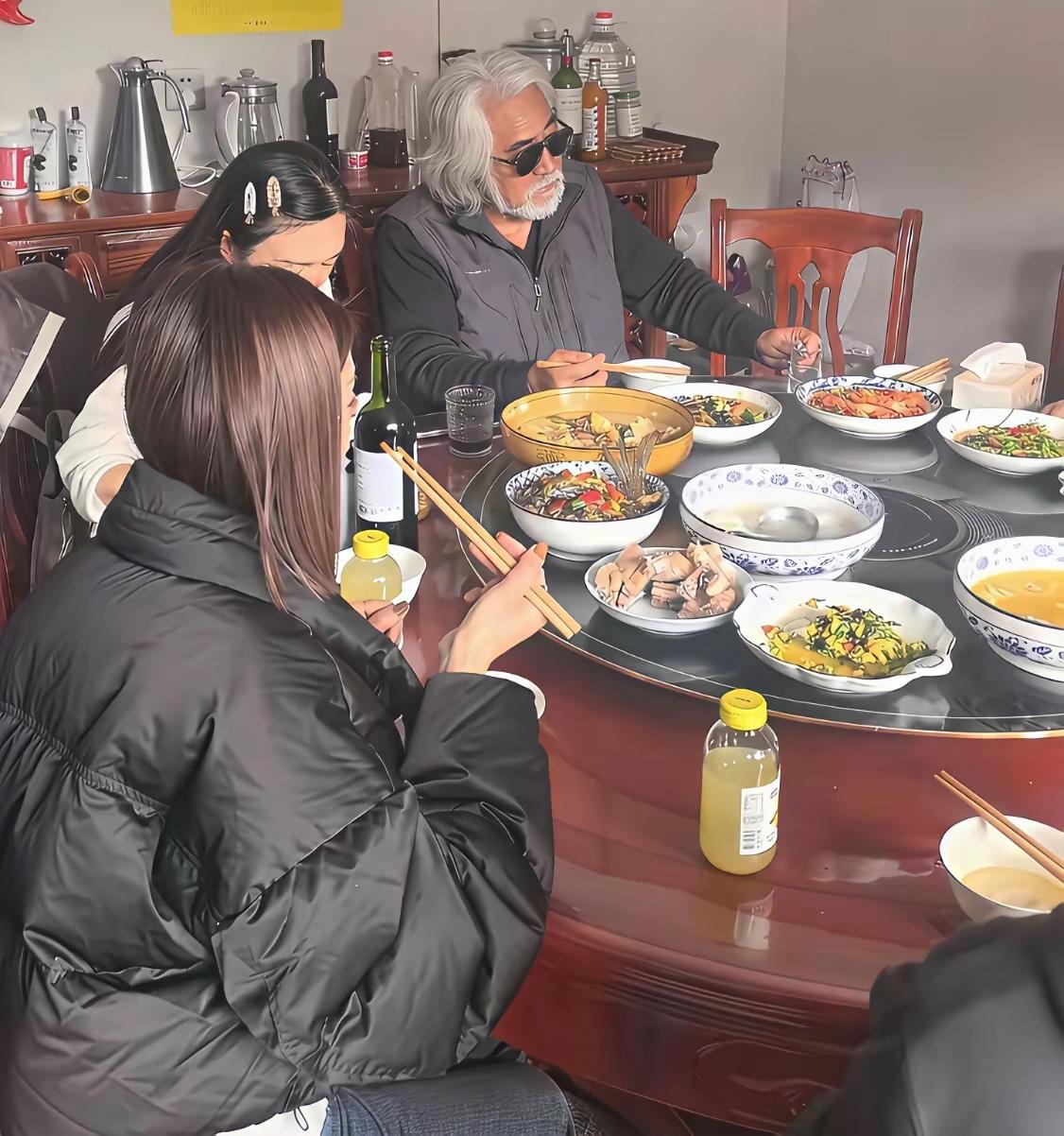 张纪中和老婆杜星霖回江苏连云港老家，派头十足，吃饭时也戴着墨镜，老丈人家也为他准