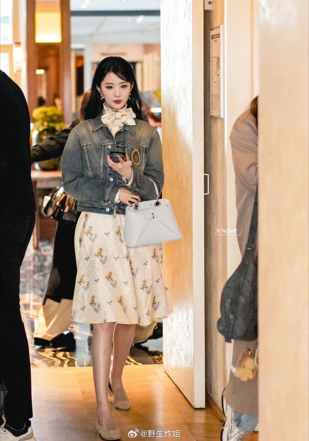 王楚然的巴黎时装周看秀妆造也出来啦，拎着个小包、脖子上系一个丝巾，富家千金的感觉