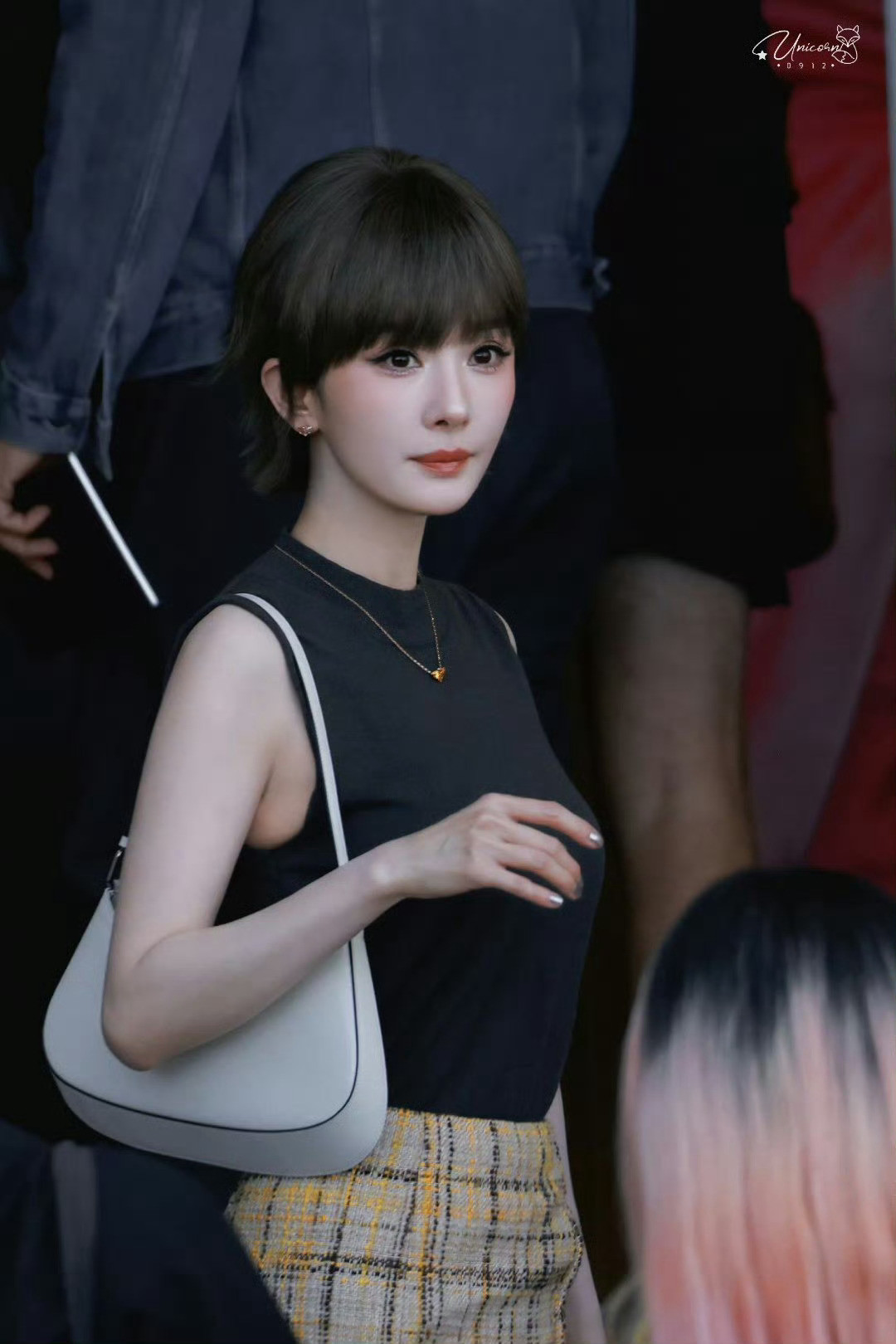 杨幂完全洋娃娃这不是女王，而是洋娃娃啊！太像了[doge]​​​