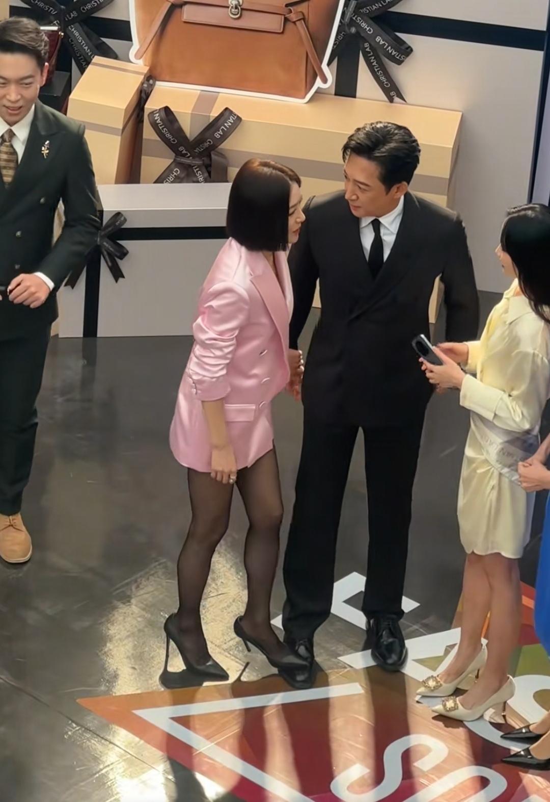 11月3日，在浙江一商场活动中，秦岚用黑色高跟鞋踩了王阳一脚，这种有趣的互动方式